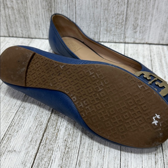 Tory Burch Navy Leather Reva Flats with Gold Logo - Picture 9 of 9